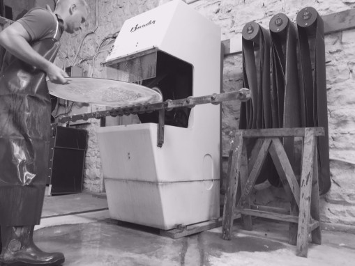 Une&nbsp;machine à bandes Baudin pour le polissage des verres en forme