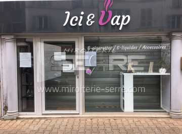 Porte vitrée en aluminium pour une mise aux normes d’une vitrine à Belleville-en-Beaujolais (69).