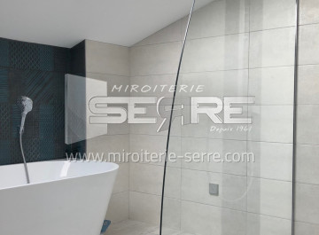 Paroi de douche cintrée sur mesure à Fleurie (69820)