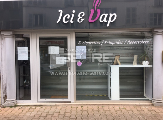 Porte vitrée en aluminium pour une mise aux normes d’une vitrine à Belleville-en-Beaujolais (69).