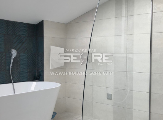 Paroi de douche cintrée sur mesure à Fleurie (69820)