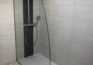 Paroi de douche cintrée sur mesure à Fleurie (69820)