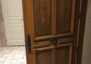 Porte d'entrée en bois avec double vitrage décoratif proche de Châtillon-sur-Chalaronne (01)