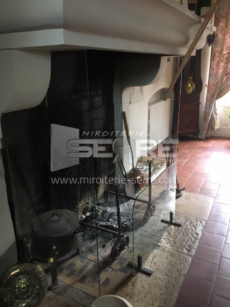 Pare-feu en verre pour cheminée - Verres et Miroirs en Seine - miroiterie